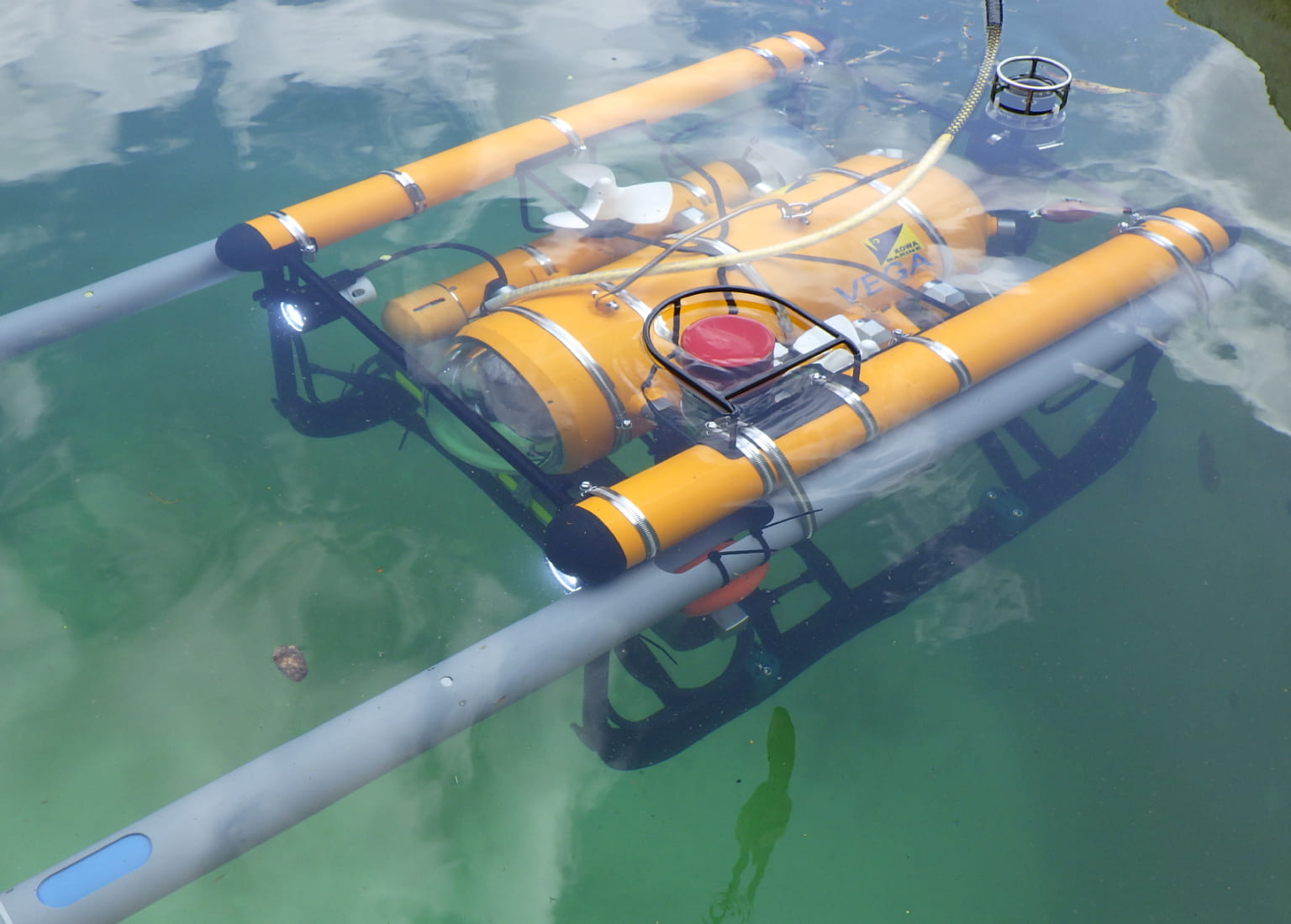 水中ロボットROVを使用